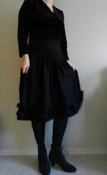 Conquering UFOs: another black skirt completed!